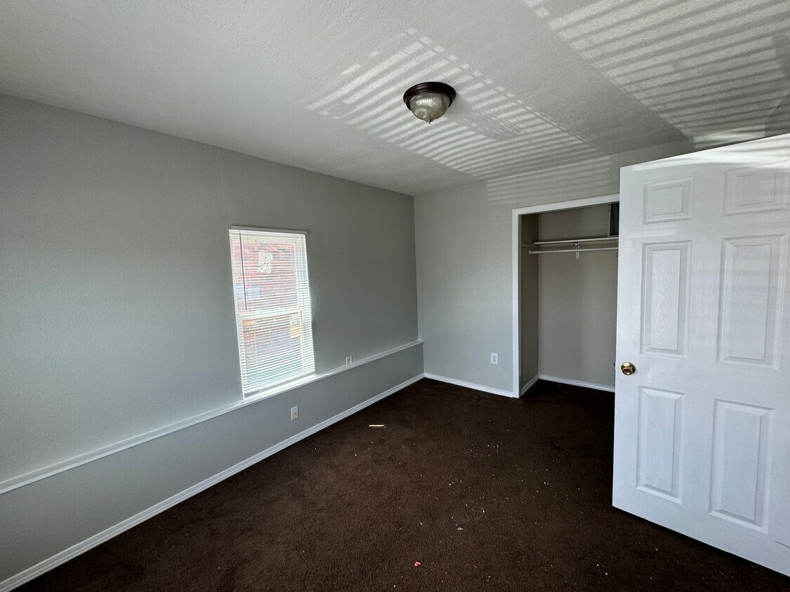 Building Photo - Three Bedroom OKC