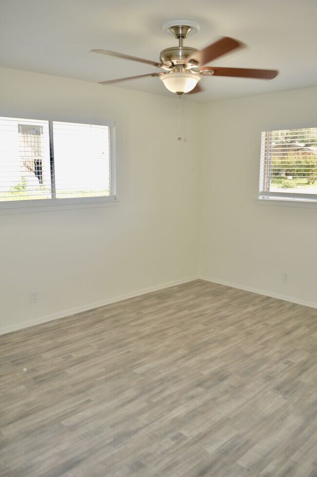 Building Photo - Beautifully remodeled 3 bed 2 bath spaciou...