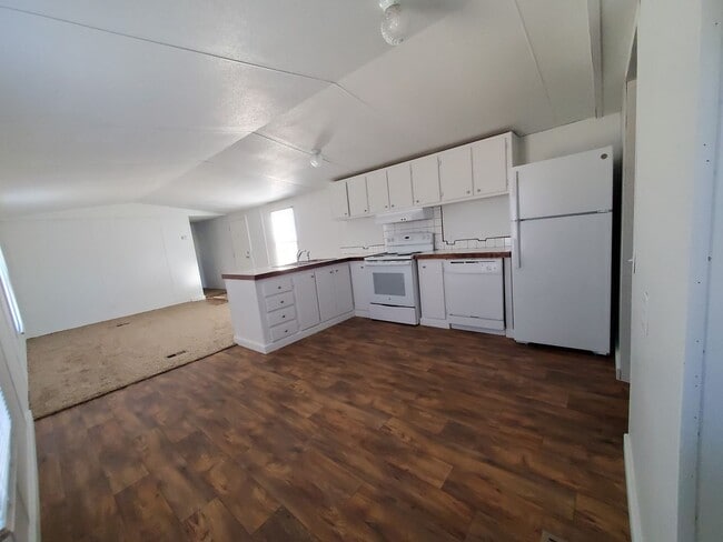 Building Photo - Ready to move in