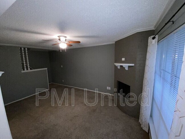 Building Photo - 404 Hollyhill Ct