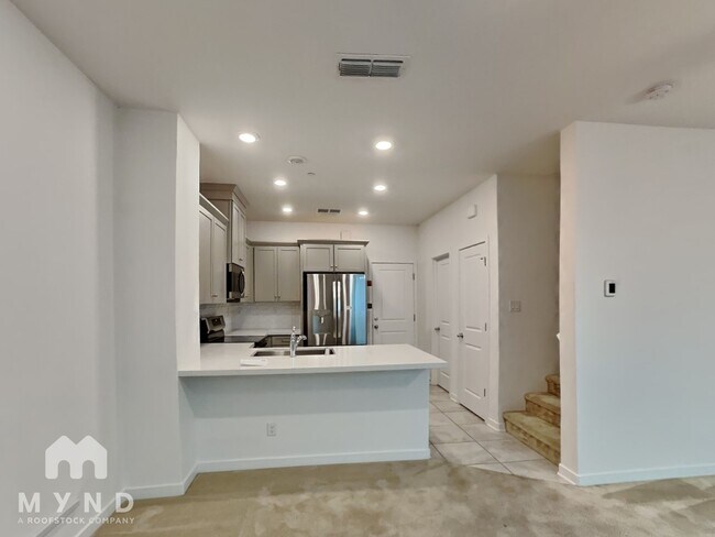Foto del edificio - 5301 E Commerce Way