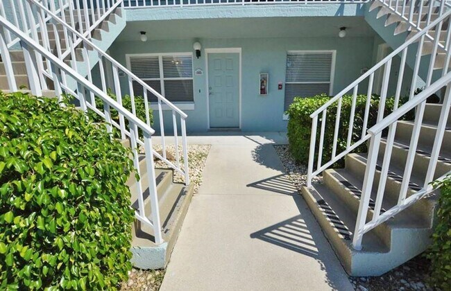 Foto del edificio - Two Free Weeks for Annual! **** THIS CUTE 2/2 FIRST FLOOR CONDO IN PIPER'S POINTE*** NAPLES**** A...