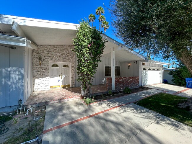 Puerta principal - 24507 Hatteras St