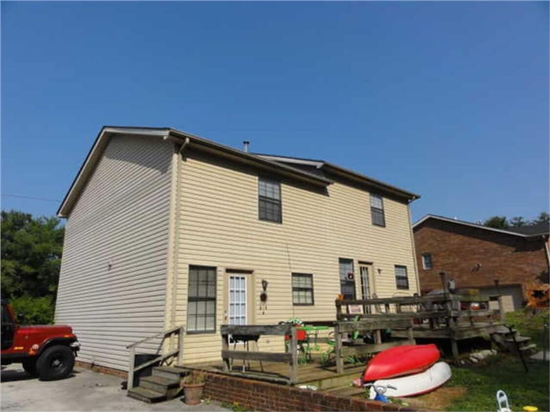 Building Photo - 240 Lovers Ln