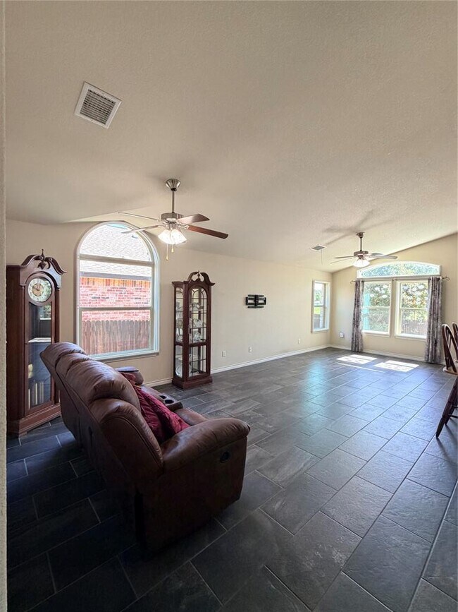 Foto del edificio - 1313 Fawn Lily Dr
