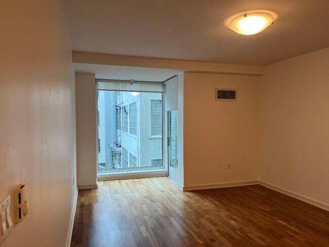 Building Photo - 555 4th St