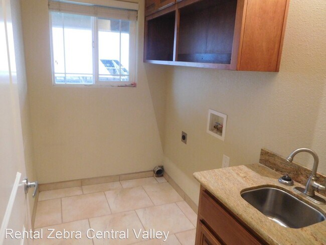 Building Photo - 2 br, 1 bath House - 3081 Pioneer Rd