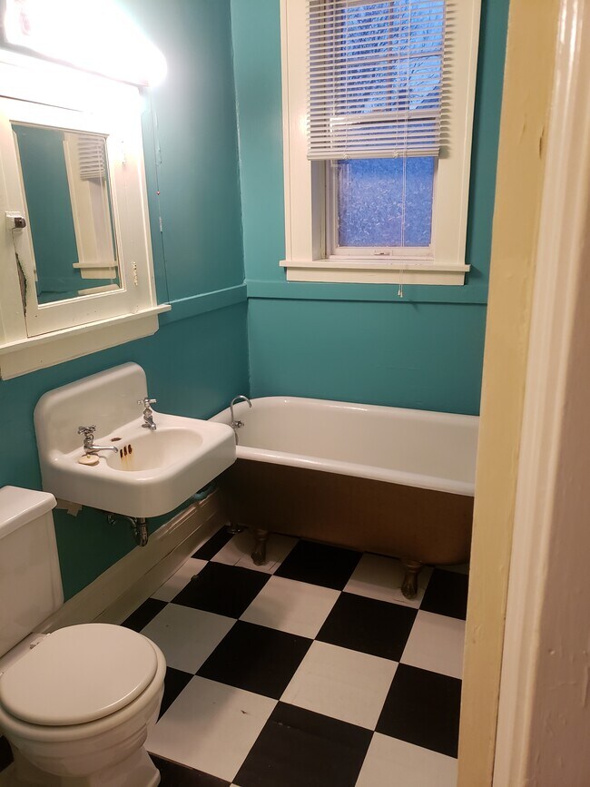 bathroom - 162 Wheeler St N