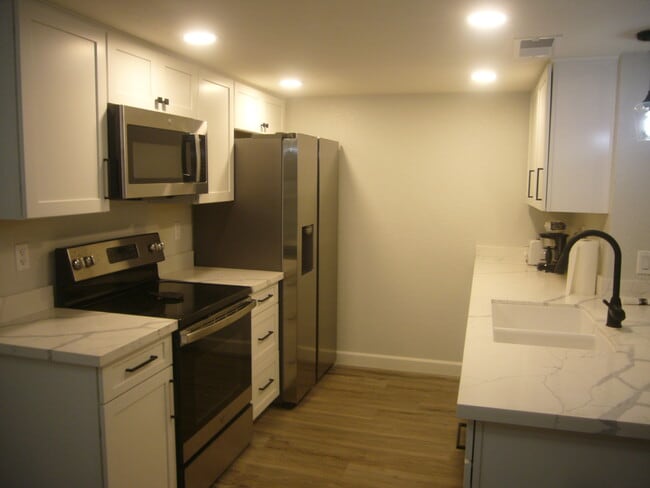 Building Photo - 2146 W Isabella Ave