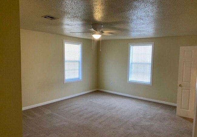 Building Photo - 1003 School St