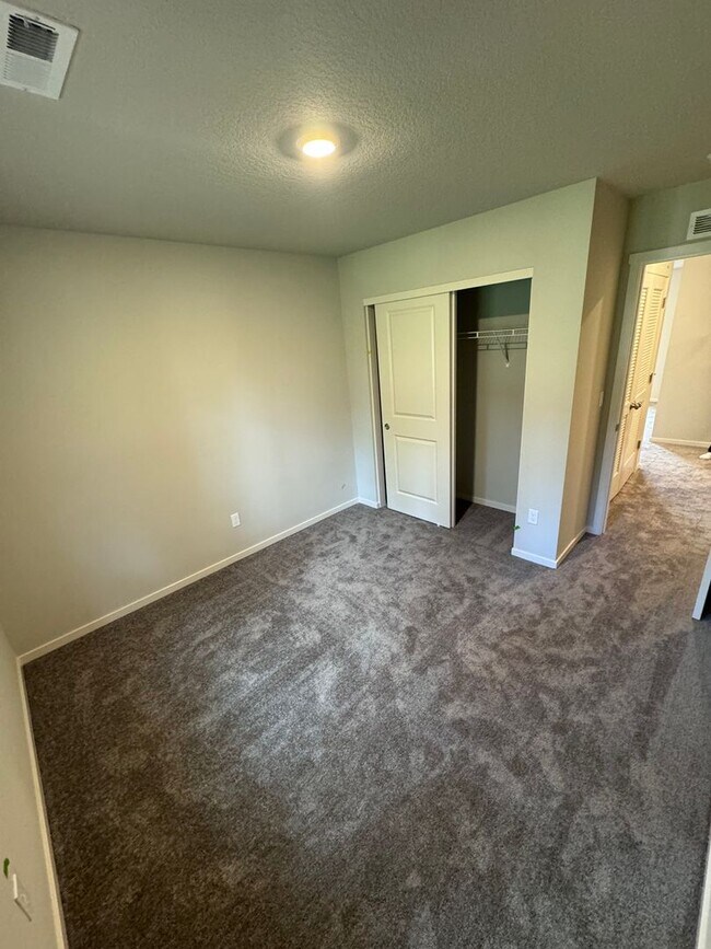 Foto del edificio - Must See 3 Bedroom with Fenced Yard!
