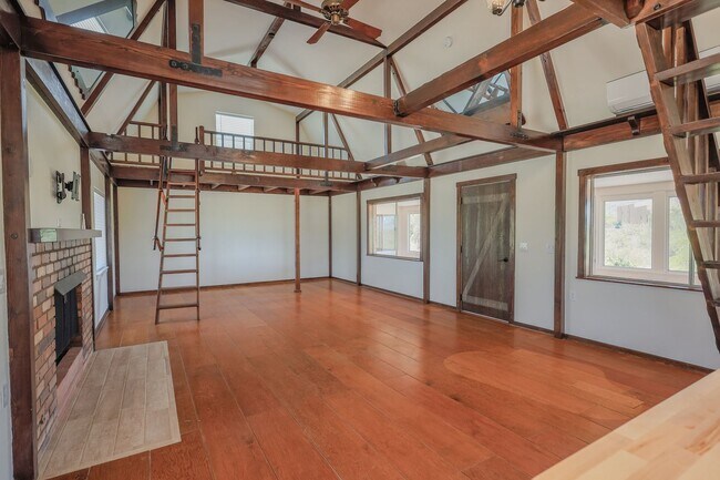 Foto del edificio - BARN STYLE HOME ON HUGE LOT!!!!1 Bedroom LOFT 1.5 Bathroom