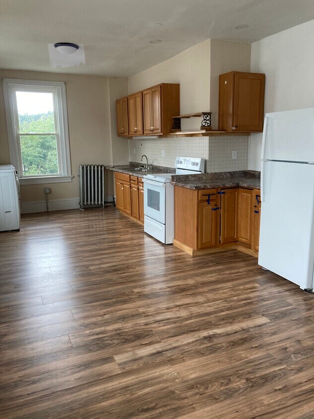 Primary Photo - 124 N Morris St