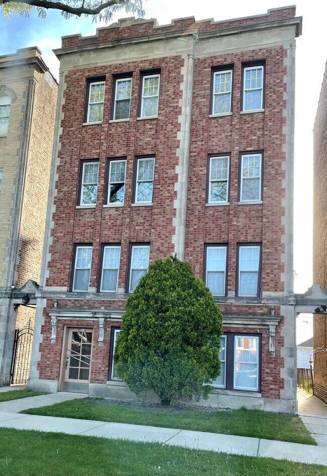 Edificio de 4 pisos - 4430 S Homan Ave