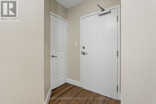 Building Photo - 149 Main St W