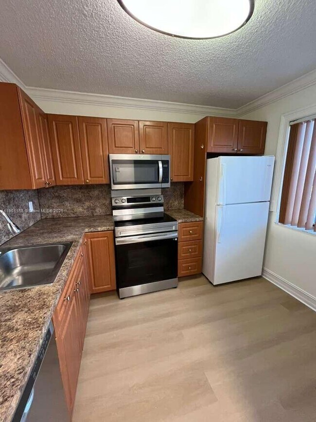 Foto del edificio - 8740 N Sherman Cir