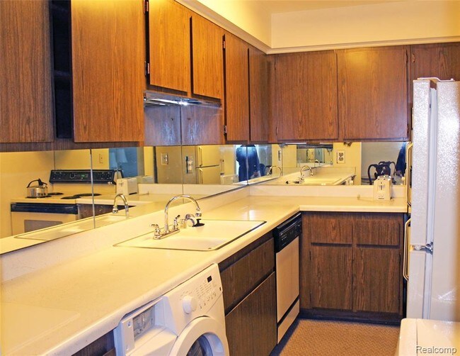 Building Photo - 1802 Colonial Village Way