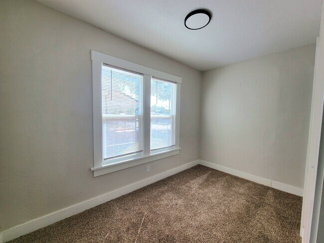 Building Photo - Must See Beautiful, Fully Renovated 3 Bedr...