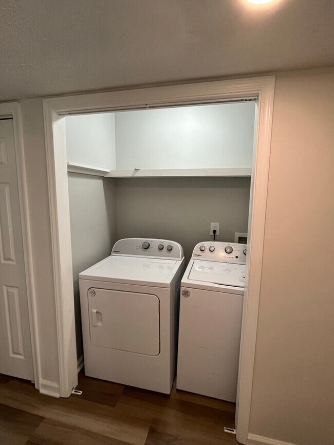 Foto del edificio - Renovated 1 bed 1 bath condo in gated comm...