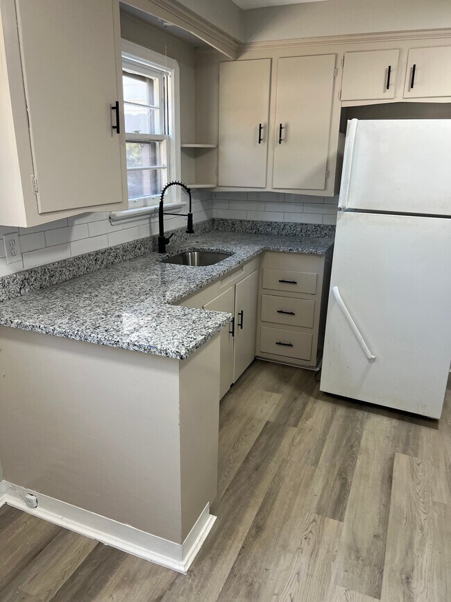 Foto del edificio - 17408 Invermere Ave