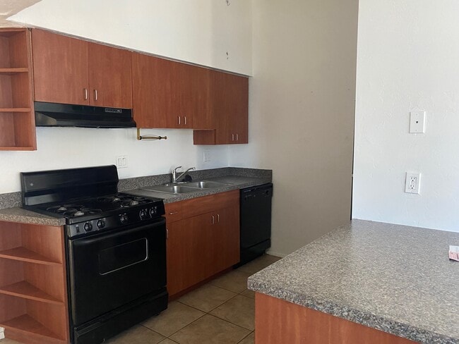 Building Photo - 2525 N Alvernon Way