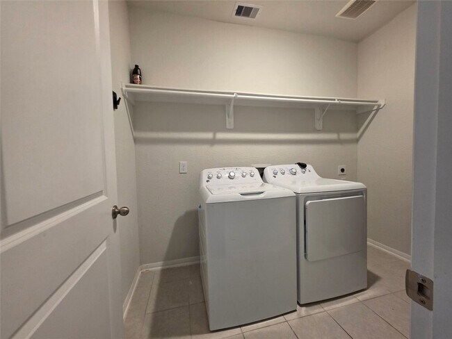 Foto del edificio - 3414 Riverside Glen Ln