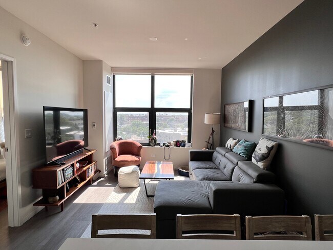 Foto del edificio - 2480 N Milwaukee Ave