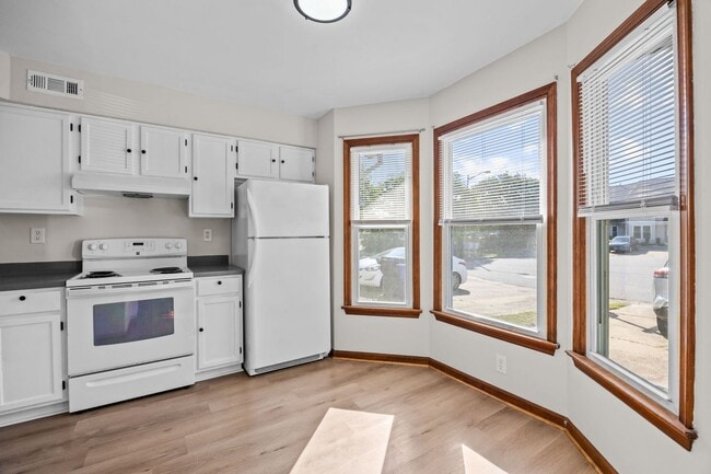 Building Photo - Charming 2 Bed, 2.5 Bath Townhouse for Rent in Virginia Beach!
