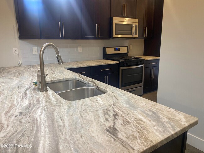 Foto del edificio - 311 Highland Park Ln