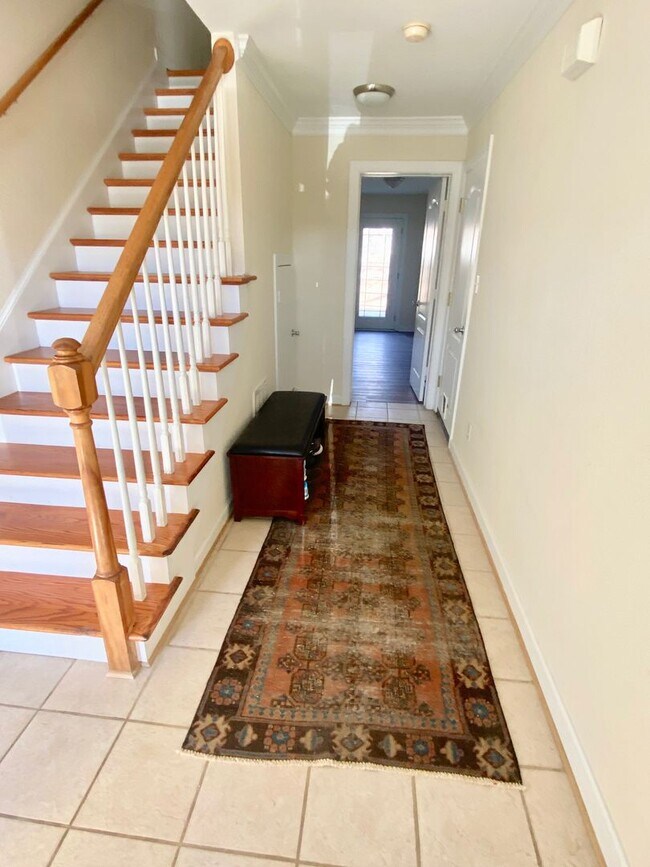 Foto del edificio - 3BD/3.5 Condo with Garage & Backyard in Shadowlawn! Blocks to the Beach! AVAILABLE NOW!