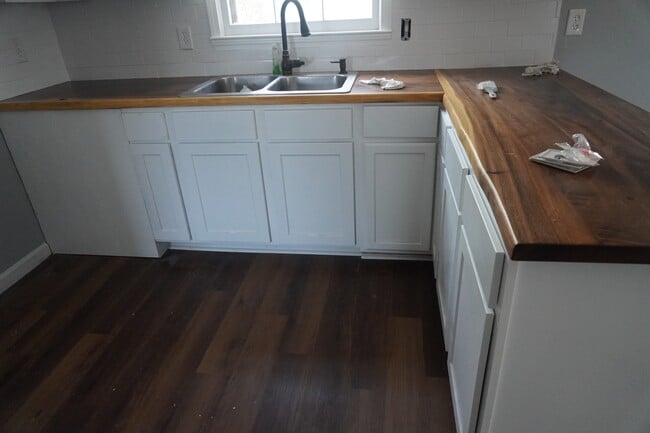 Building Photo - 207 Berry Ct