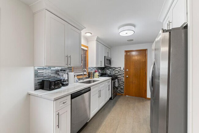 Foto del edificio - 2034 W Berteau Ave