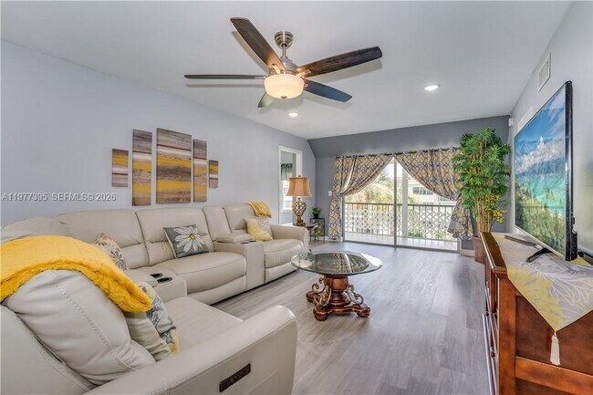Foto del edificio - 681 S Hollybrook Dr