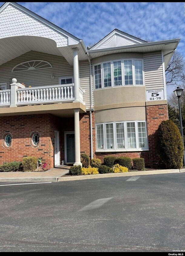 77 Sarah Ct, Amityville, NY 11701 Condo for Rent in Amityville, NY