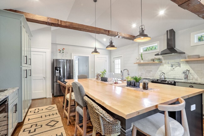 Photo - Room in House on Morgan Pl SE