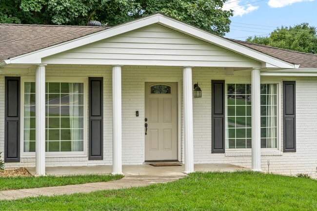 Building Photo - 370 Rossview Rd