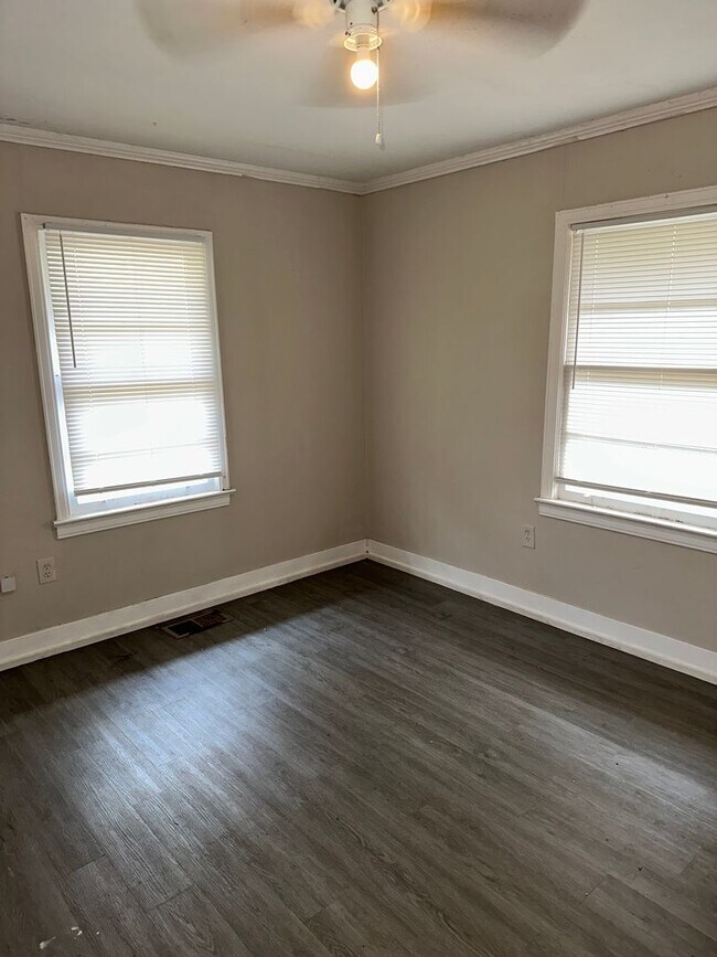 Foto del edificio - 3230 Rosemary Ave