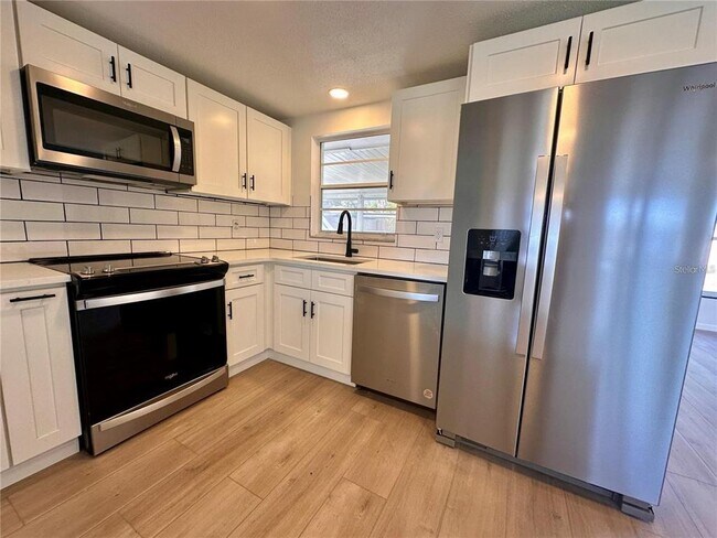 Foto del edificio - 7521 Bougenville Dr