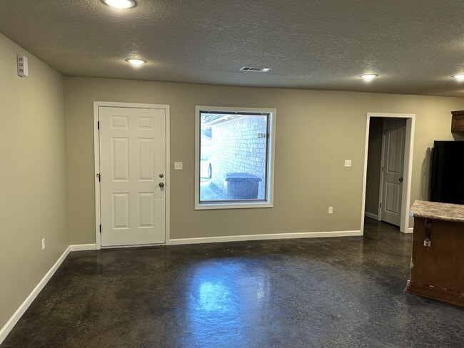 Building Photo - 402 Kiersen Ln