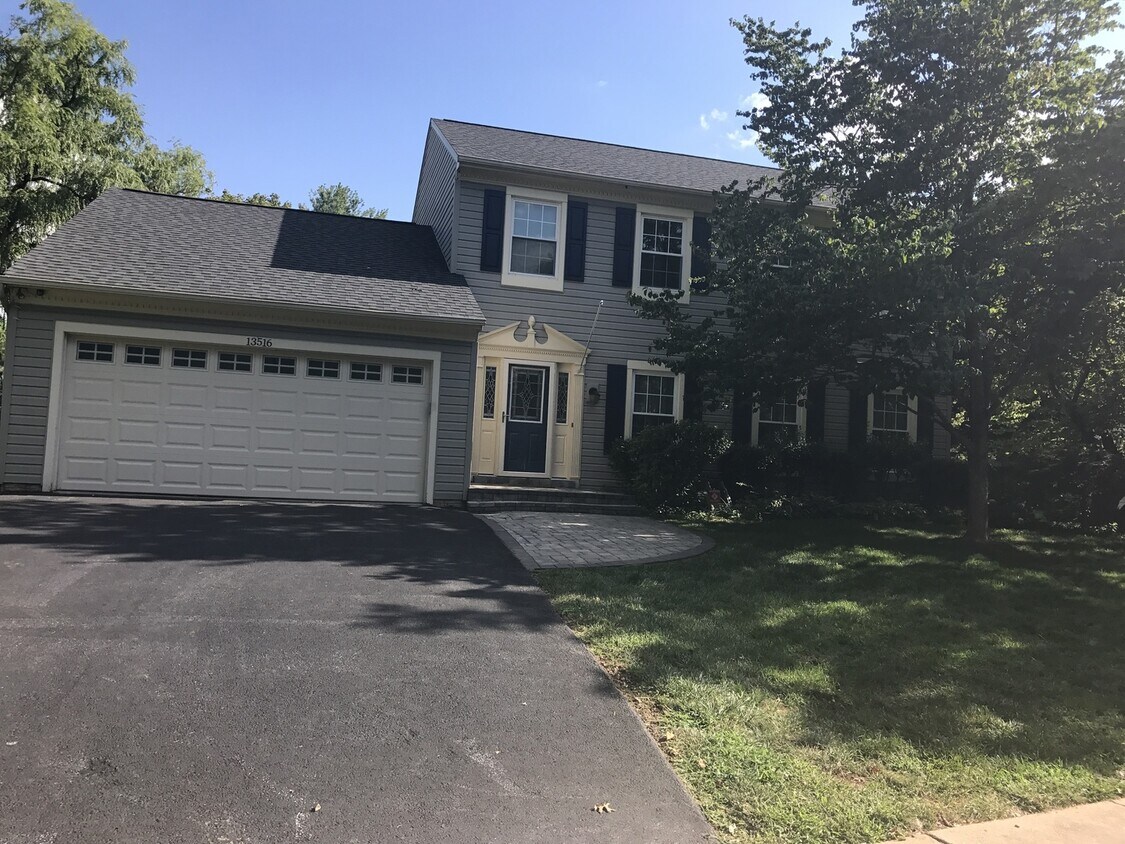 Primary Photo - SPACIOUS SINGLE FAMILY HOME WITH 2 CAR GAR...