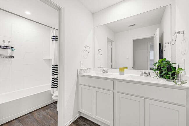 Foto del edificio - 31203 Heddington Ln