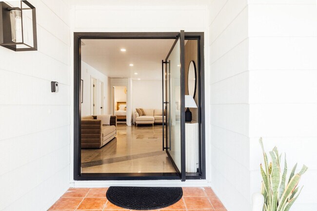 Foto del edificio - 4883 Hillside Dr