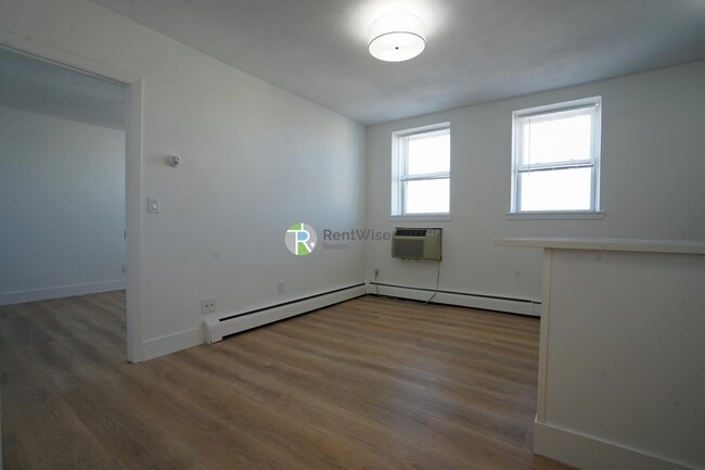 Building Photo - 740 E 7th St