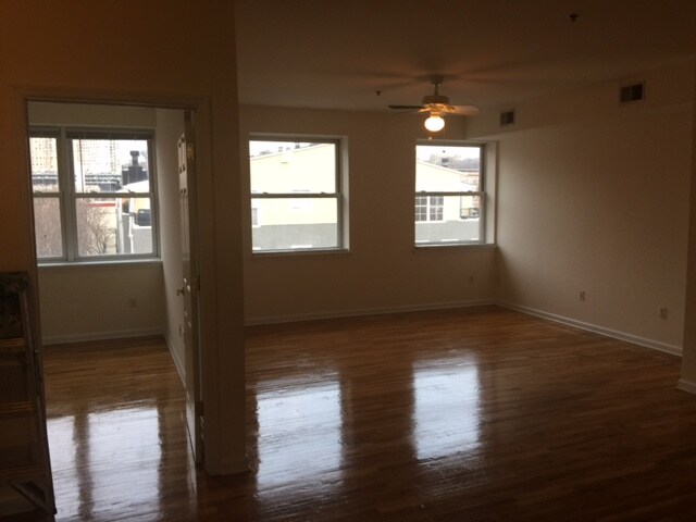 Building Photo - 1039 Clinton St
