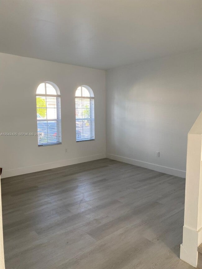 Foto del edificio - 5245 NW 112th Ave