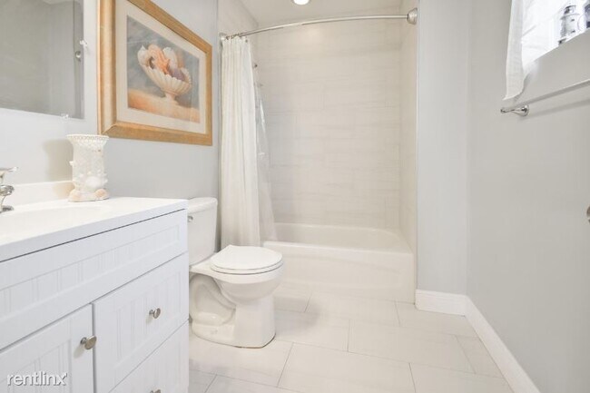 Building Photo - 4 br, 3 bath House - 242 North Ware Dr.