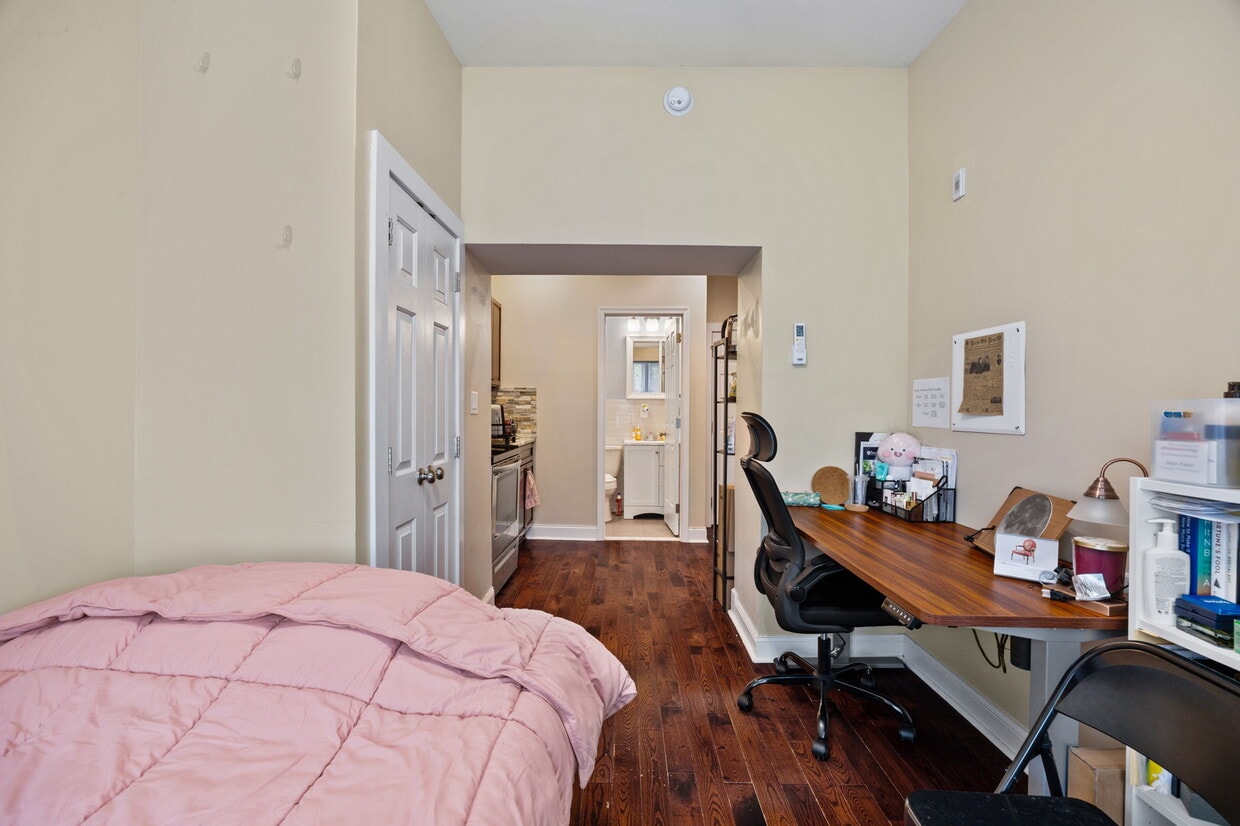 Primary Photo - 4633 Walnut St