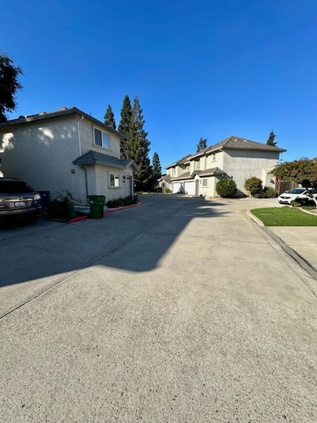 Building Photo - MOVE IN SPECIAL $500.00 0FF FIRST MONTH'S ...
