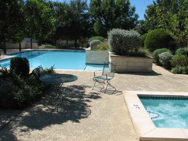 Foto del edificio - 2100 Pipers Field Dr