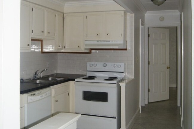 kitchen - 968 S Lincoln St